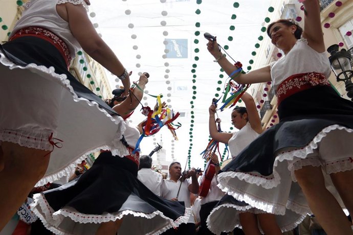 Archivo - Ambiente de la jornada de Jueves de feria en la calle Larios.