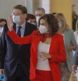 La ministra de Hacienda y portavoz del Gobierno, María Jesús Montero (d), y el presidente de la Generalitat Valenciana, Ximo Puig (i), en el acto de clausura del 43 Congreso Confederal de UGT, a 20 de mayo de 2021, en Valencia