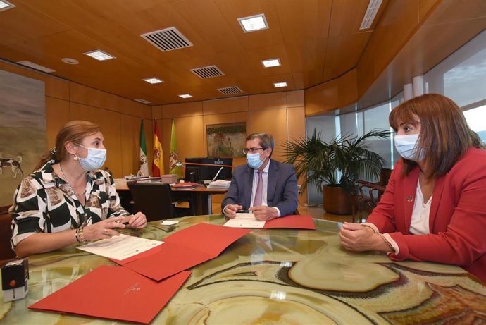 Firma de un convenio entre la Diputación y Cruz Roja