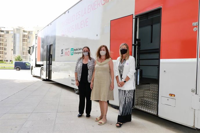 Seat colabora con el Gobierno balear para acelerar la vacunación con tres camiones móviles.