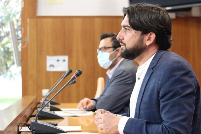 El diputado de Adelante Andalucía, Ismael Sánchez, en rueda de prensa junto al portavoz adjunto del grupo, Guzmán Ahumada, en el Parlamento andaluz.