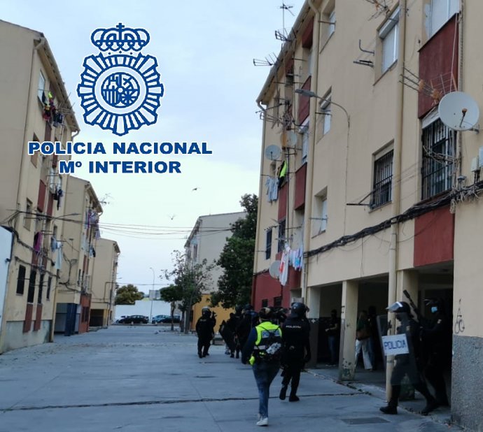 Agentes de la Policía en la operación desarrollada contra el narcotráfico en La Línea, Algeciras y Málaga
