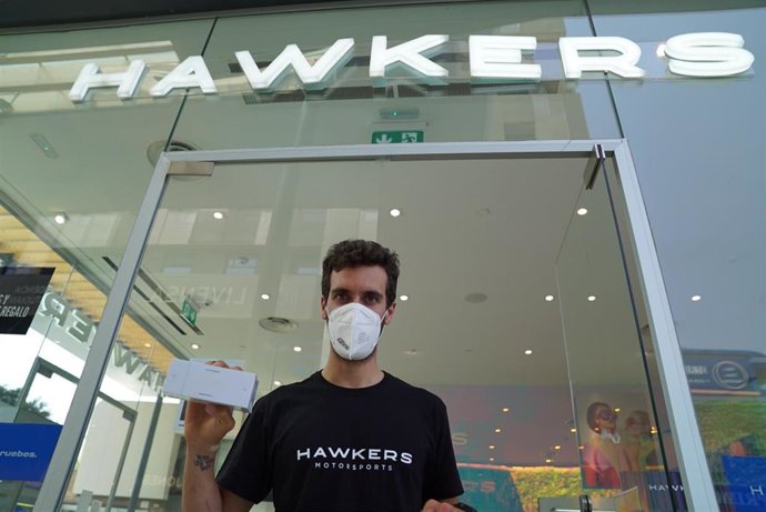 El piloto de MotoGP Álex Rins (Suzuki) en un evento promocional con la firma de gafas Hawkers, en el Centre Comercial Finestrelles de Barcelona, el 16 de junio de 2021