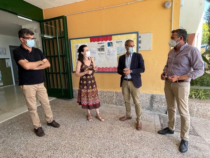 El responsable del área de Cooperación y Asistencia a Municipios de Diputación de Cádiz, Javier Pizarro, durante la visita a las obras del PFEA en Nueva Jarilla.