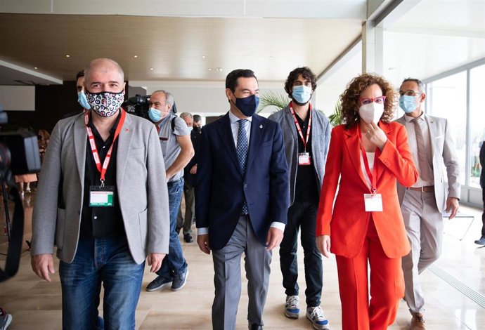 El presidente de la Junta, Juanma Moreno,  la secretaria general de CCOO-A, Nuria López, en  la inauguración del XIII congreso regional del sindicato CCOO, 16 de junio 2021 en Sevilla, Andalucía, España