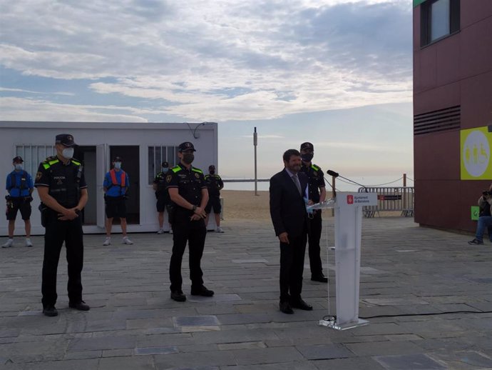 El teniente de alcalde de Seguridad del Ayuntamiento de Barcelona, Albert Batlle, ha avanzado que durante la verbena de Sant Joan se desplegará un dispositivo con 108 agentes de la Guardia Urbana - Archivo