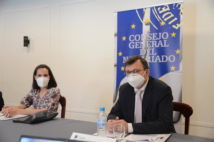 El presidente del Consejo General del Notariado, José Ángel Martínez Sanchiz, y la portavoz del CGN, Teresa Barea.