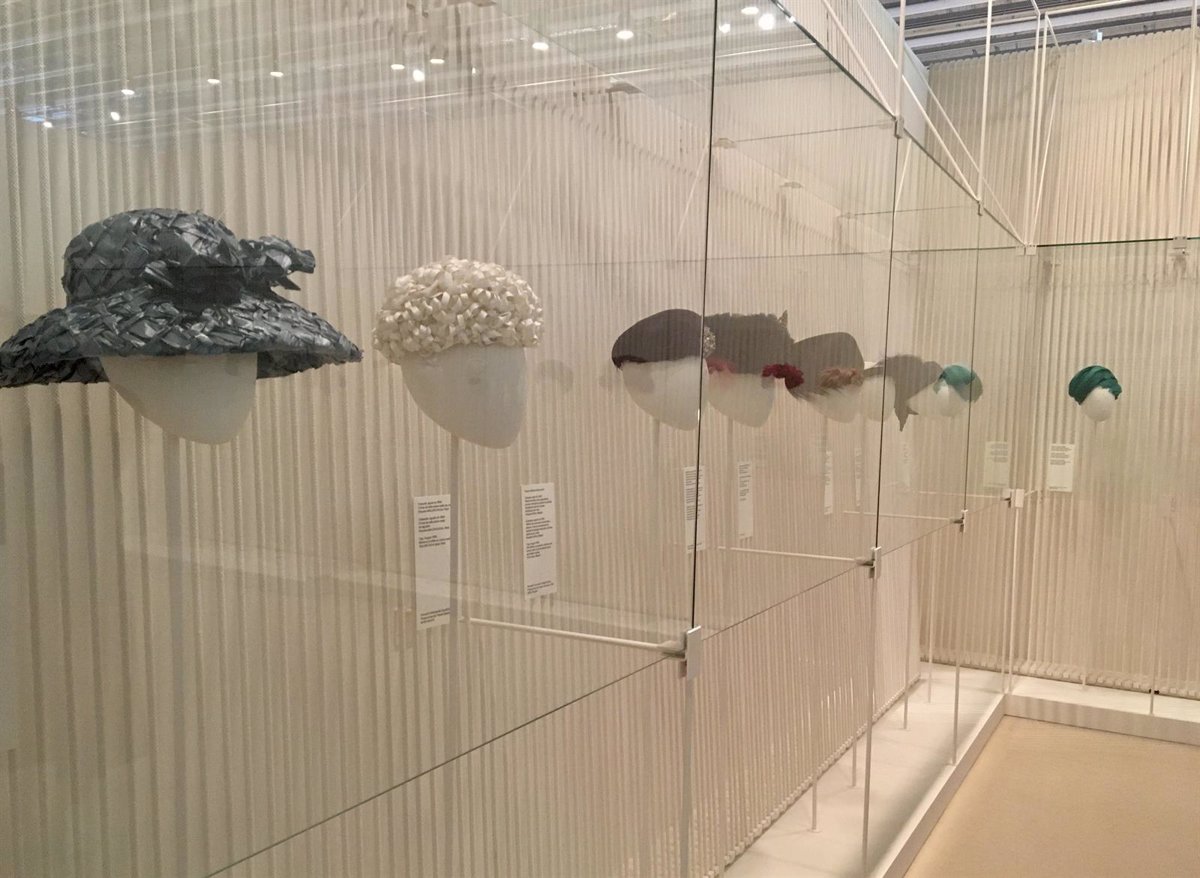 guardarropa Brillante Apuesta El Museu del Disseny reivindica la "elegancia" de los sombreros de  Balenciaga en una exposición