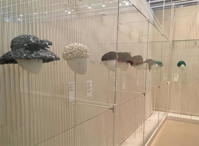 La exposición 'Balenciaga. La elegancia del sombrero' en el Museu del Disseny de Barcelona.