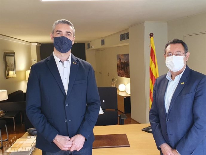 El nou delegat del Govern a Lleida, Bernat Solé, al costat del seu predecessor en el crrec, Ramon Farré.