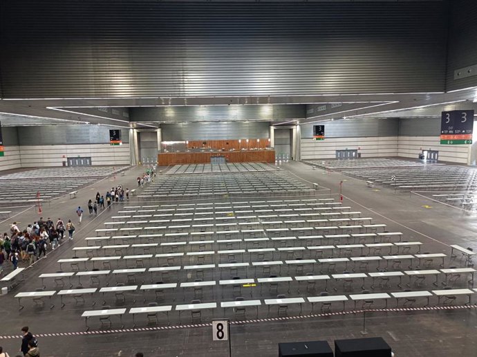 Alumnos entrando a las pruebas de acceso a la universidad en el BEC, en Barakaldo.