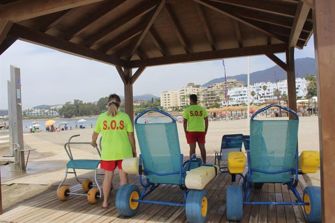 Socorristas en una playa de Estepona con baño asistido para personas con movilidad reducida