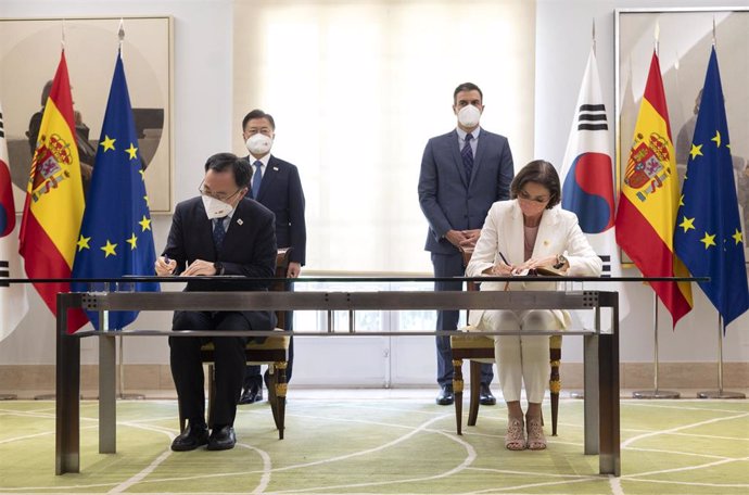 Archivo - La ministra de Industria, Comercio y Turismo, Reyes Maroto (d) y su homólogo en Corea (i), firman los Acuerdos y Memorandos de Entendimiento entre los dos países.