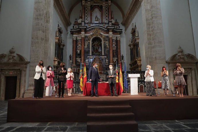 El presidente de la Generalitat, Ximo Puig, y el presidente de la AVL, Ramon Ferrer, presiden la toma de posesión de las siete nuevas académicas de la entidad.