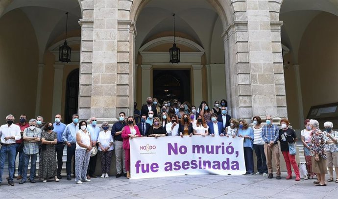Concentración ante el Ayuntamiento de Sevilla por el asesinato de Alicia Rodríguez
