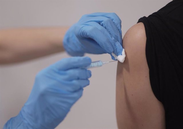 Una persona recibe la segunda dosis de la vacuna contra el Covid-19, foto de archivo