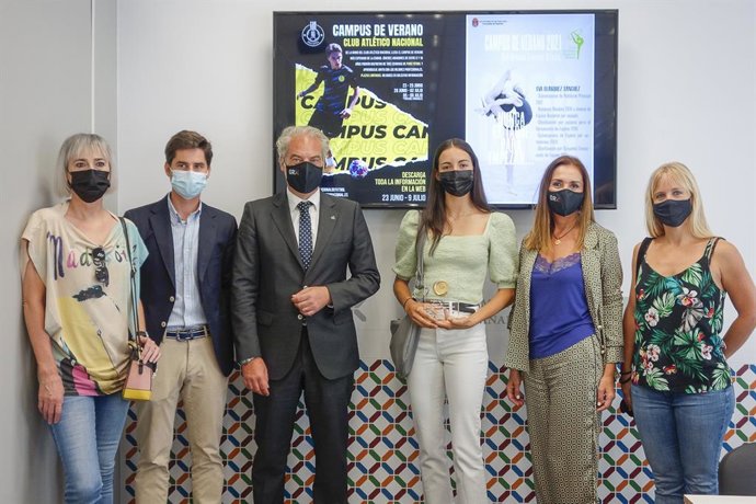 El Ayuntamiento de Granada presenta los campus de rítmica y fútbol que organizan el Club Granada Gimnasia Rítmica y el Club Atlético Nacional de Granada .