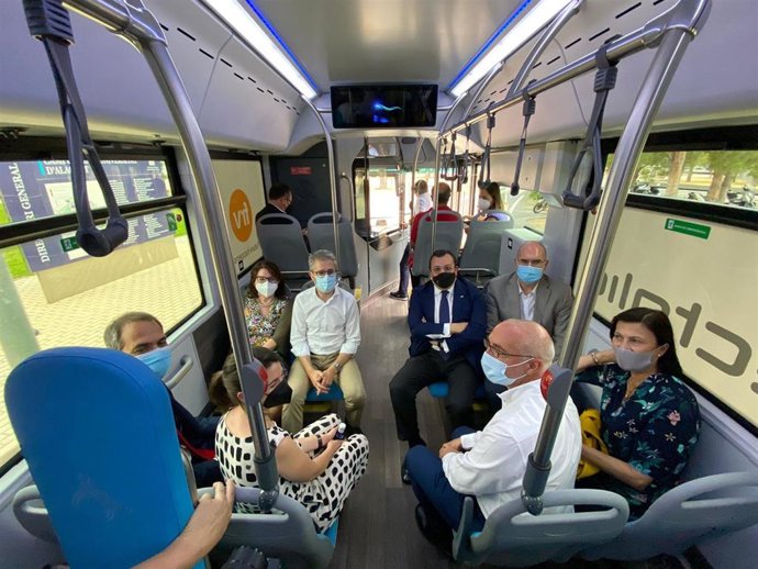 La Universidad de Alicante acoge el primer trayecto de un autobús alimentado por hidrógeno verde impulsado por FVR y Vectalia