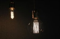 El precio de la luz da este jueves un respiro y baja un 1,7%, hasta los 93 euros por MWh