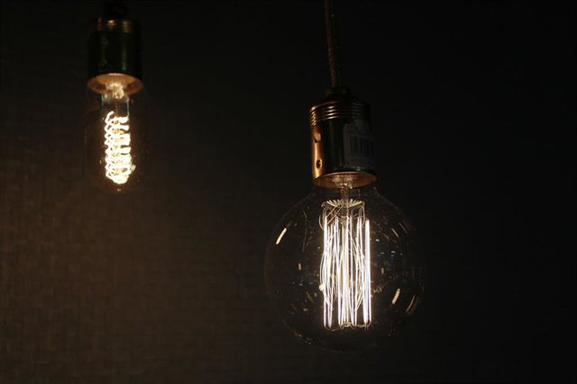 Archivo - Varias bombillas encedidas.