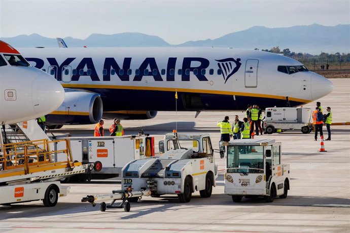 Archivo - Un avión de Ryanair