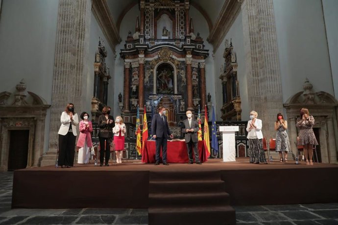 El president de la Generalitat, Ximo Puig, i el president de l'AVL, Ramon Ferrer, presideixen la presa de possessió de les set noves acadmiques de l'entitat.