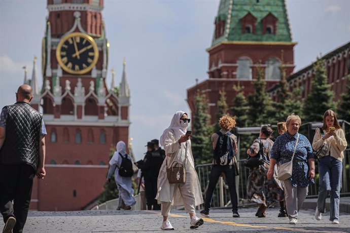Personas con mascarilla en la Plaza Roja de Moscú