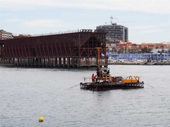 Sondeos con una pontona en el frente litoral de Las Almadrabillas, en Almería