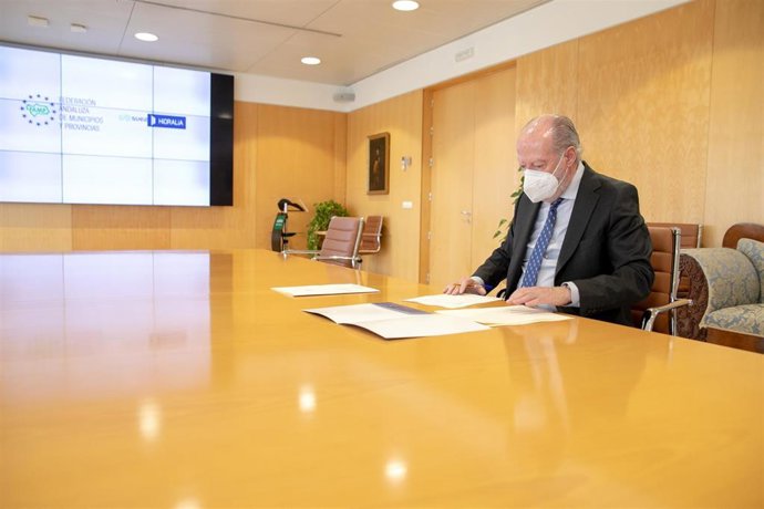 El presidente de la Federación Andaluza de Municipios y Provincias (FAMP) y de la Diputación de Sevilla, Fernando Rodríguez Villalobos.