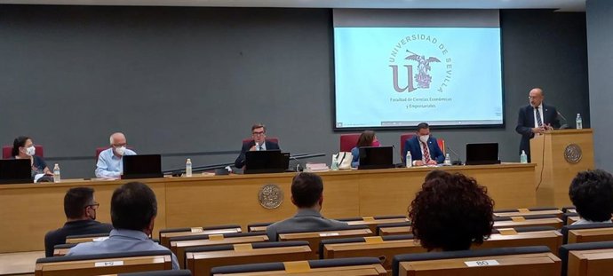 El profesor Luis Ángel Hierro defiende su plaza de catedrático de Economía en la Universidad de Sevilla.