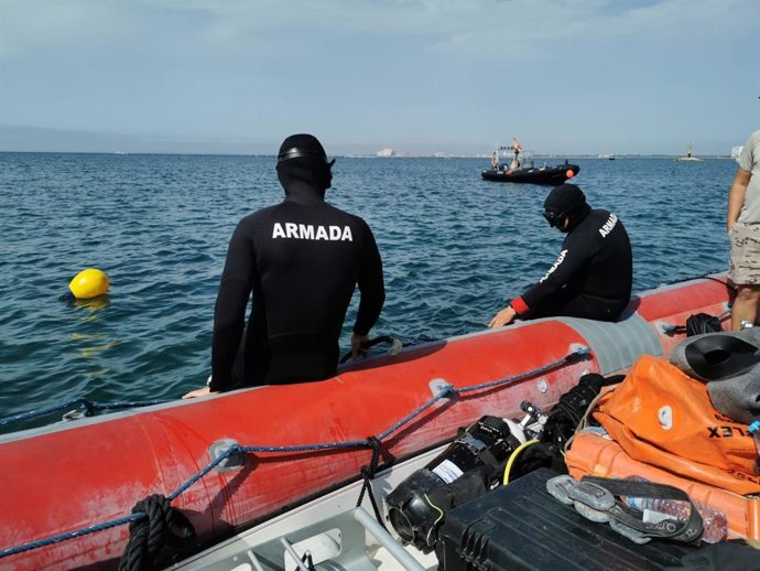Imagen de buceadores de la armada mientras localizaban la mina