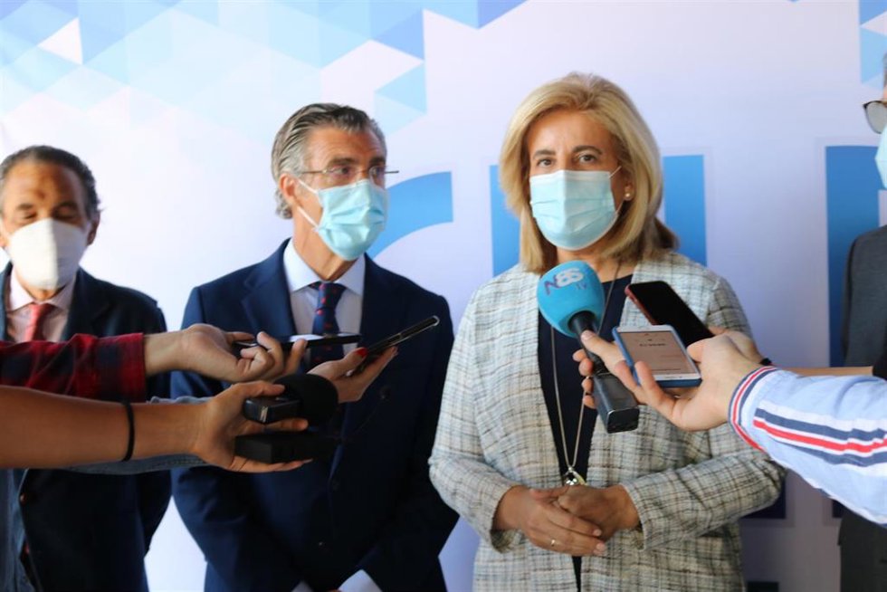 La presidenta de la Fundación CEOE, Fátima Báñez, el presidente de FELE, Javier Cepedano, y el presidente de CEOE Castilla y León, Santiago Aparicio, en La Bañeza (León) este miércoles.