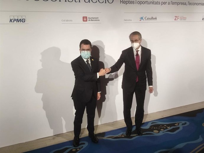 El president de la Generalitat, Pere Aragons, i el president del Cercle d'Economia, Javier Faus, abans de la seva intervenció en la Reunió Anual del Cercle d'Economia.