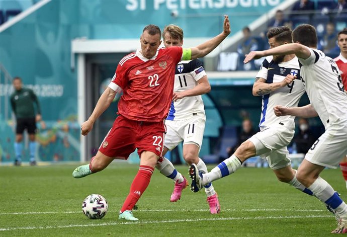 El delantero Artem Dzyuba dispara en el triunfo de Rusia contra Finlandia en la Eurocopa de 2020 en San Petersburgo.