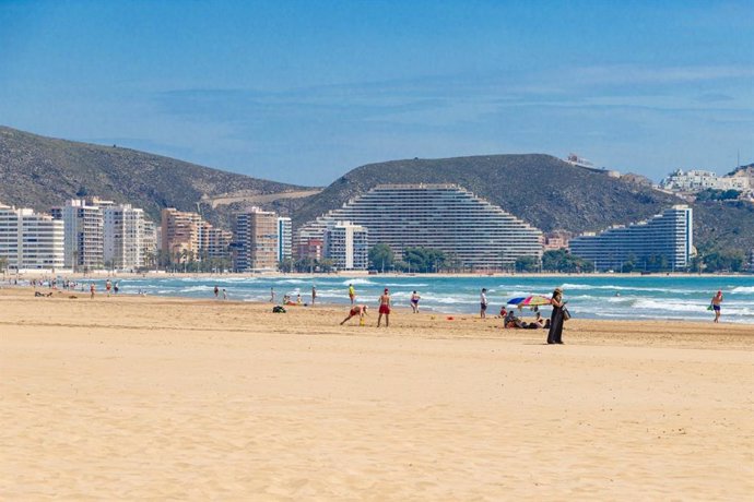 Archivo - Playa de Cullera en su primer día de apertura para la fase 2 este lunes