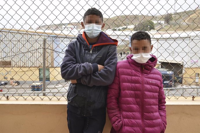 Dos niños marroquíes en el Tarajal, en Ceuta.