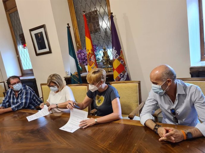 Firma del convenio entre el Ayuntamiento y OCO.