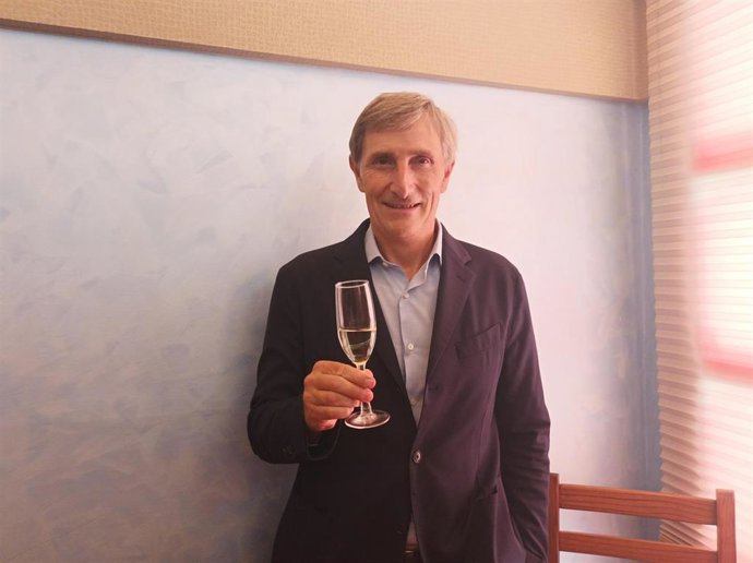 El presidente de la DO Cava, Javier Pagés, con una copa de cava extremeño