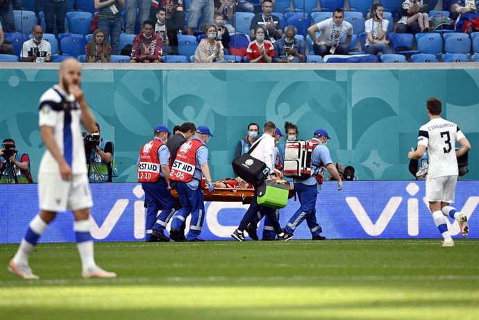 El jugador ruso Mario Fernandes abandona el Estadio de San Petersburgo tras sufrir un fuerte golpe en la espalda en el partido de la Eurocopa contra Finlandia.