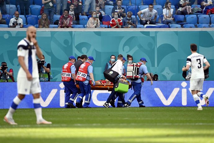 16 June 2021, Russia, Saint Petersburg: Russia's Mario Fernandes leaves the pitch on a stretcher after picking up an injury during the UEFA EURO 2020 Group B soccer match between Finland and Russia at the Saint Petersburg Stadium. Photo: Emmi Korhonen/L