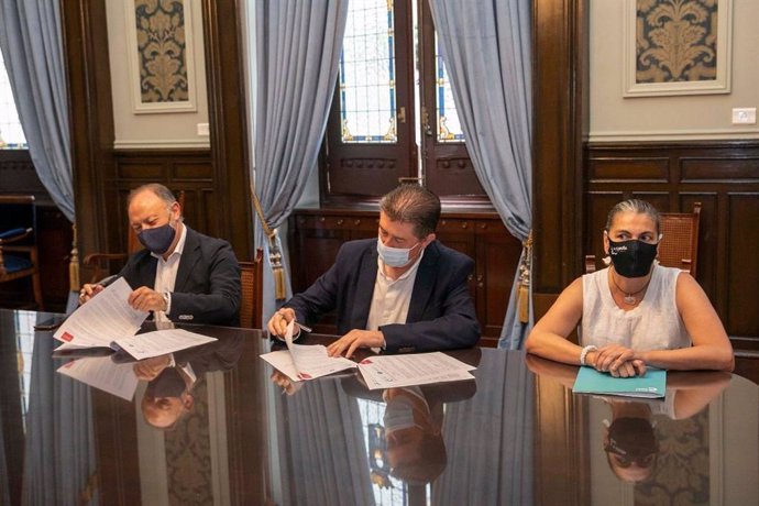 El presidente de Turismo de A Coruña y concejal, Juan Ignacio Borrego, y el director de Ventas de Latinoamérica y Acuerdos Institucionales de Iberia, Víctor Moneo, firman un convenio