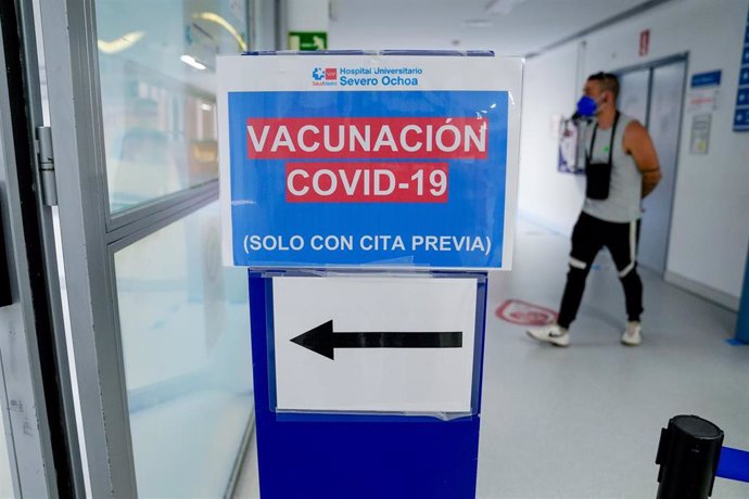 Señal del dispositivo de vacunación puesto en marcha para inocular la primera dosis de la vacuna de Pfizer-BioNTech contra el Covid-19, a 9 de junio de 2021, en el Hospital Severo Ochoa de Leganés, Leganés, Madrid, (España). La Comunidad de Madrid comie