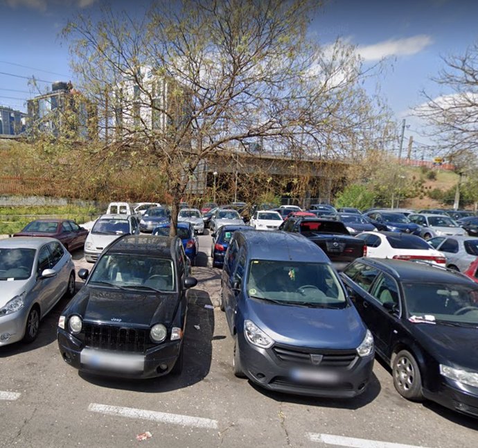Detenido un 'gorrilla' por destrozar las lunas de 17 coches en un aparcamiento disuasorio de Vallecas (Madrid)