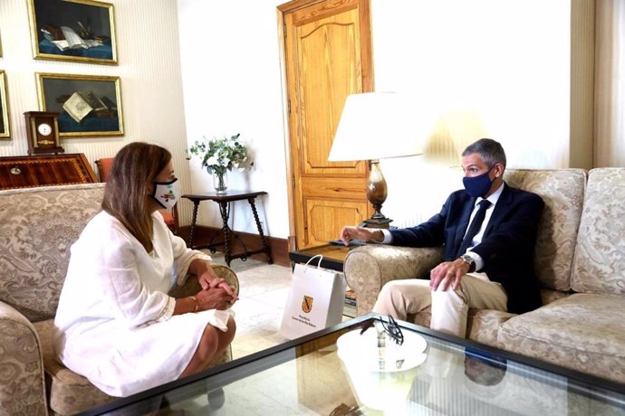 La presidenta del Govern, Francina Armengol, y el cónsul general de Francia en la circunscripción consular de Aragón, Baleares y Cataluña, Olivier Ramadour, en Consolat de Mar.