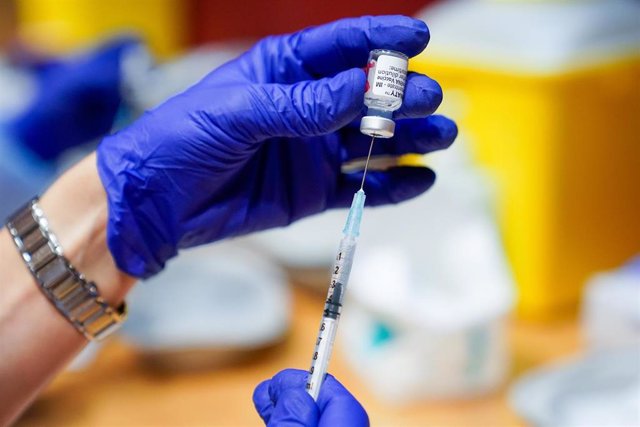 Un trabajador sanitario prepara la primera dosis de la vacuna de Pfizer-BioNTech 
