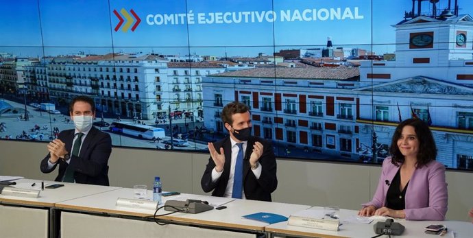 Archivo - El líder del PP, Pablo Casado, preside la reunión del Comité Ejecutivo Nacional del PP flanqueado por la presidenta madrileña Isabel Díaz Ayuso y el secretario general del PP, Teodoro García Egea, tras la victoria del 4M. En Madrid, 5 de mayo 