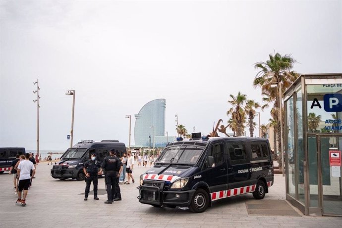 Dispositivo policial en la playa de Sant Sebasti de Barcelona por la asistencia del Rey Felipe VI a la cena inaugural del XXXVI Reunió Cercle d'Economia