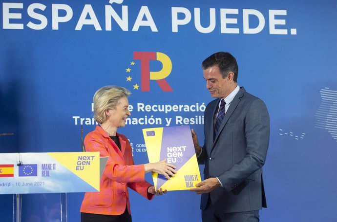 La presidenta de la Comisión Europea, Ursula von der Leyen y el presidente del Gobierno, intervienen después de su reunión, en la sede de Red Eléctrica de España, a 16 de junio de 2021, en Alcobendas, Madrid (España). La Comisión Europea ha dado hoy el 