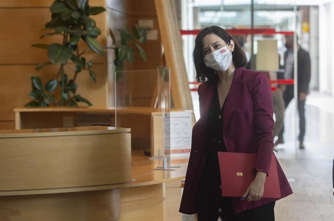 La presidenta en funciones de la Comunidad de Madrid, Isabel Díaz Ayuso, a su llegada a una reunión con la presidenta de la Asamblea de Madrid, a 14 de junio de 2021, en Madrid (España). 