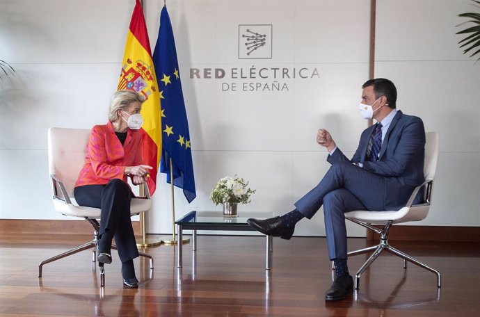 La presidenta de la Comisión Europea, Ursula von der Leyen y el presidente del Gobierno, Pedro Sánchez, durante su reunión, en la sede de Red Eléctrica de España, a 16 de junio de 2021.